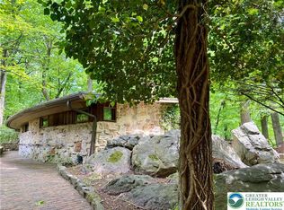 2700 Lanze Ln, Allentown, PA 18103