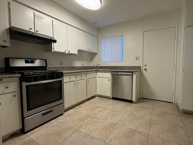 330 W Doran St — Photo 3