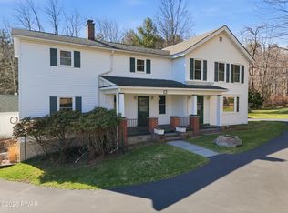 13 Rocky View Dr, Hawley, PA 18428