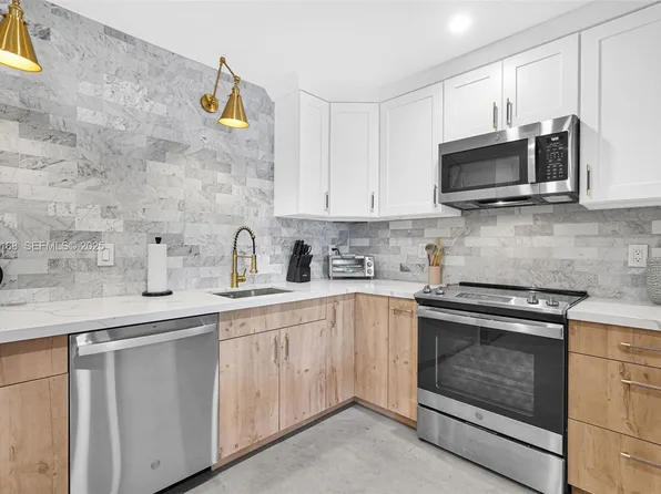 1012 NE 2nd St, Hallandale, FL 33009