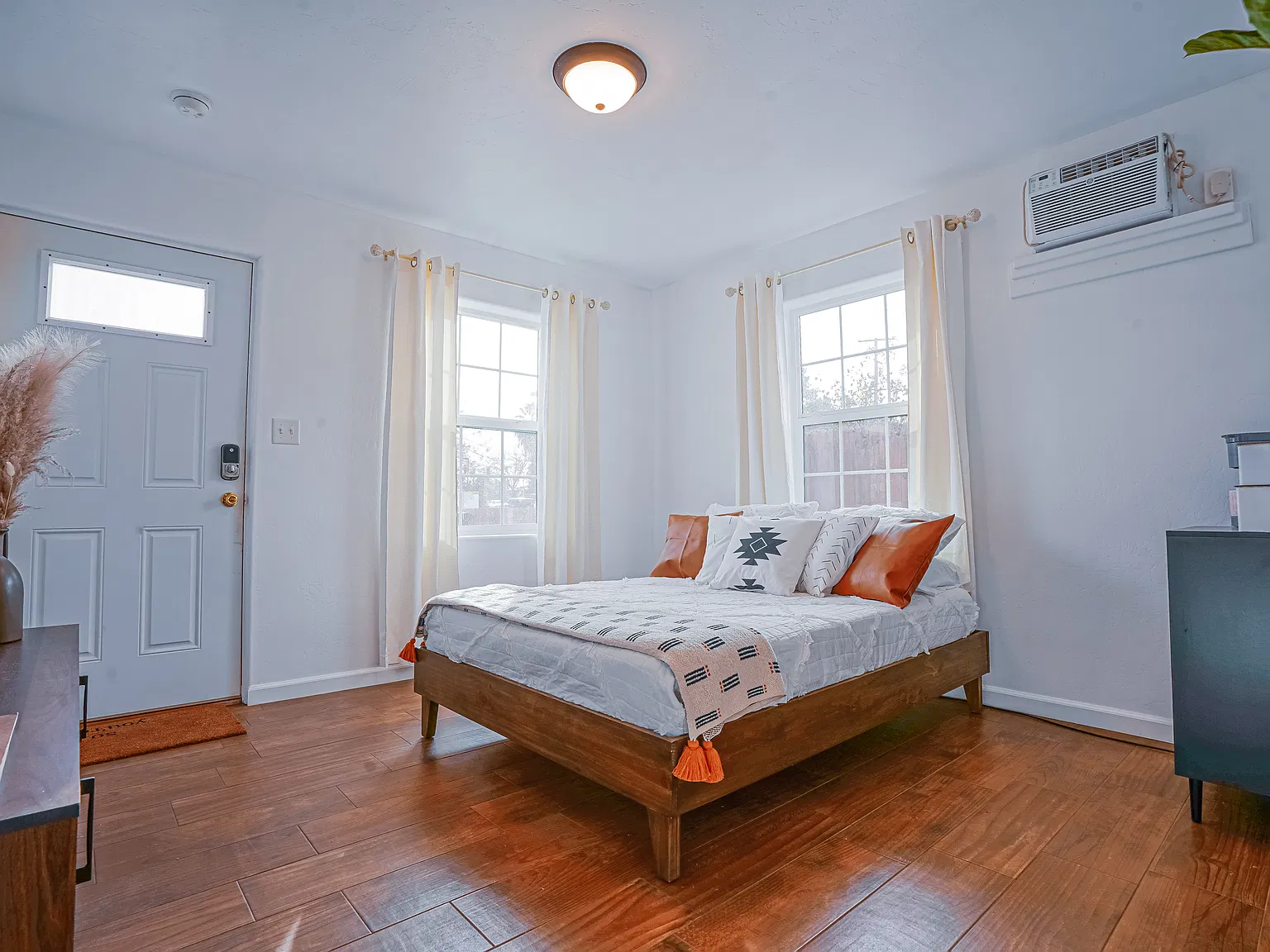 Studio, 240 sqft, $1,550 — Photo 3