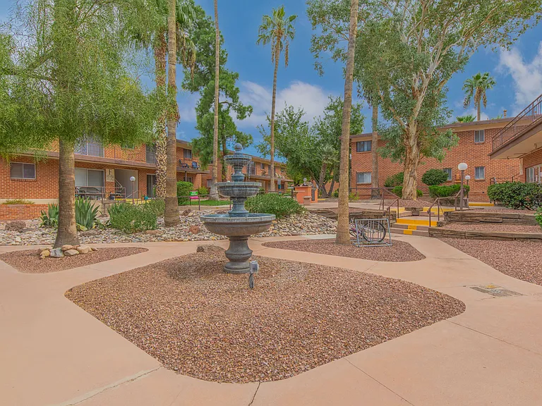 Country Club Apartments — Photo 21