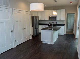 911 N Milwaukee Ave APT 302, Libertyville, IL 60048