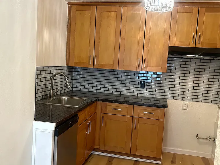 308 Richmond Ave #B — Photo 15