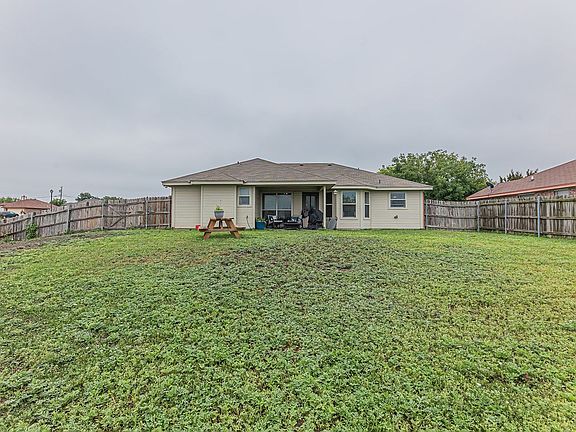 3rd image of 3301 Southhill Dr