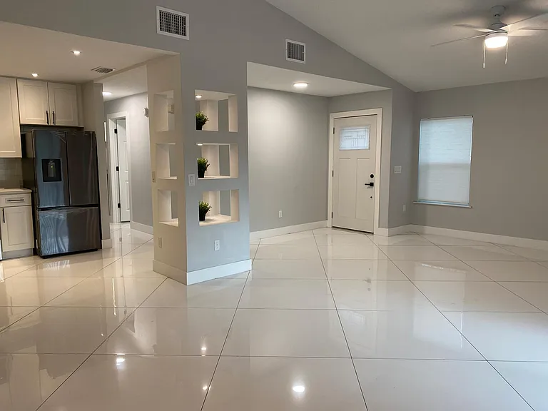 2032 Gregory Dr — Photo 2