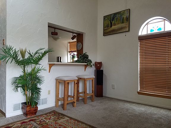 4th image of 302 S Taft Ct