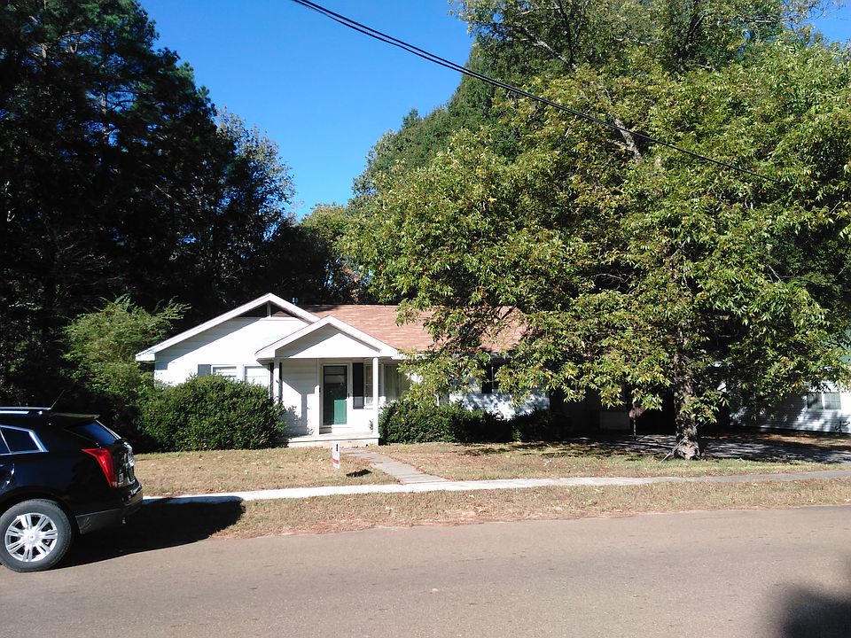 2nd image of 111 N Oakley St