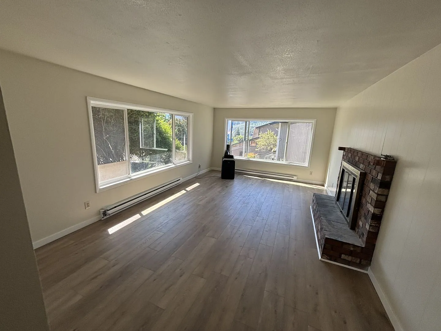 Remodeled home 3 bedroom 2 bath with bonus room 1188 NE Lincoln St — Photo 3