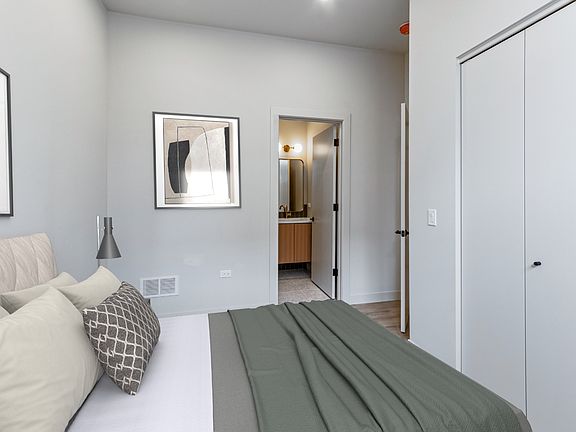 4th image of 2430 N Lincoln Ave #2F