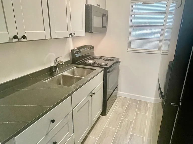 22 NW 8th Ave #1-4 — Photo 3