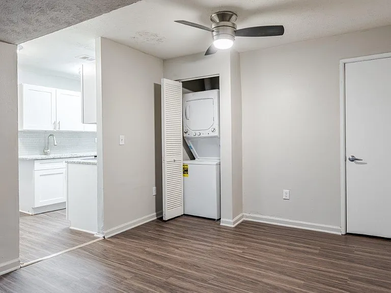 Lakeshore Drive Apartment Homes — Photo 13