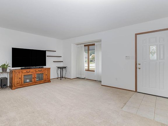 4th image of 429 N Lillian Ave