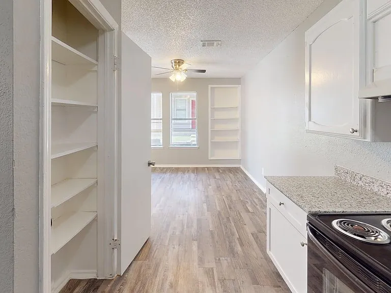 Davis Square Apartments — Photo 10