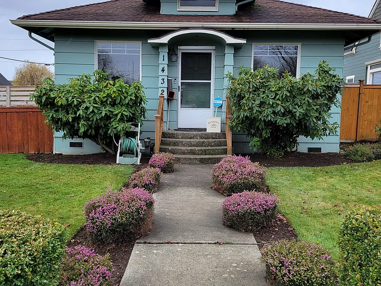 1432 Hoyt Ave — Photo 1