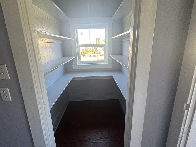 515 W 2nd St — Photo 16