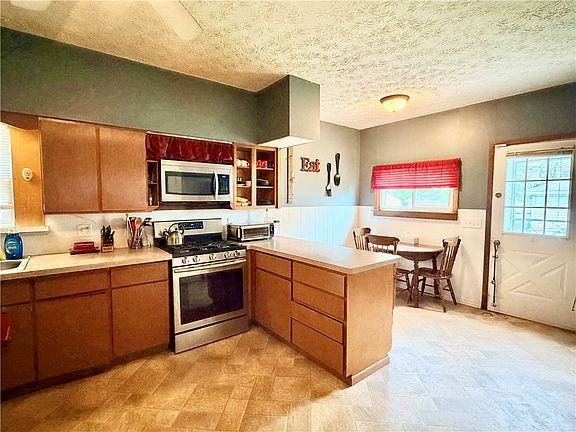 2nd image of 636 Bowen St