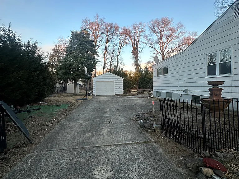 36 Roosevelt Ave — Photo 22