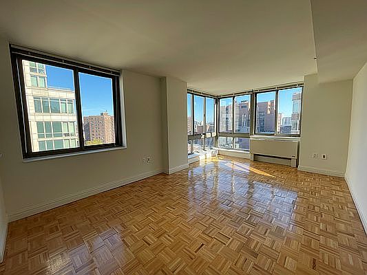 4th image of 1500 Lexington Ave APT 12L