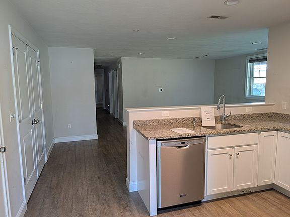 4th image of 15 Bennett St Unit 15