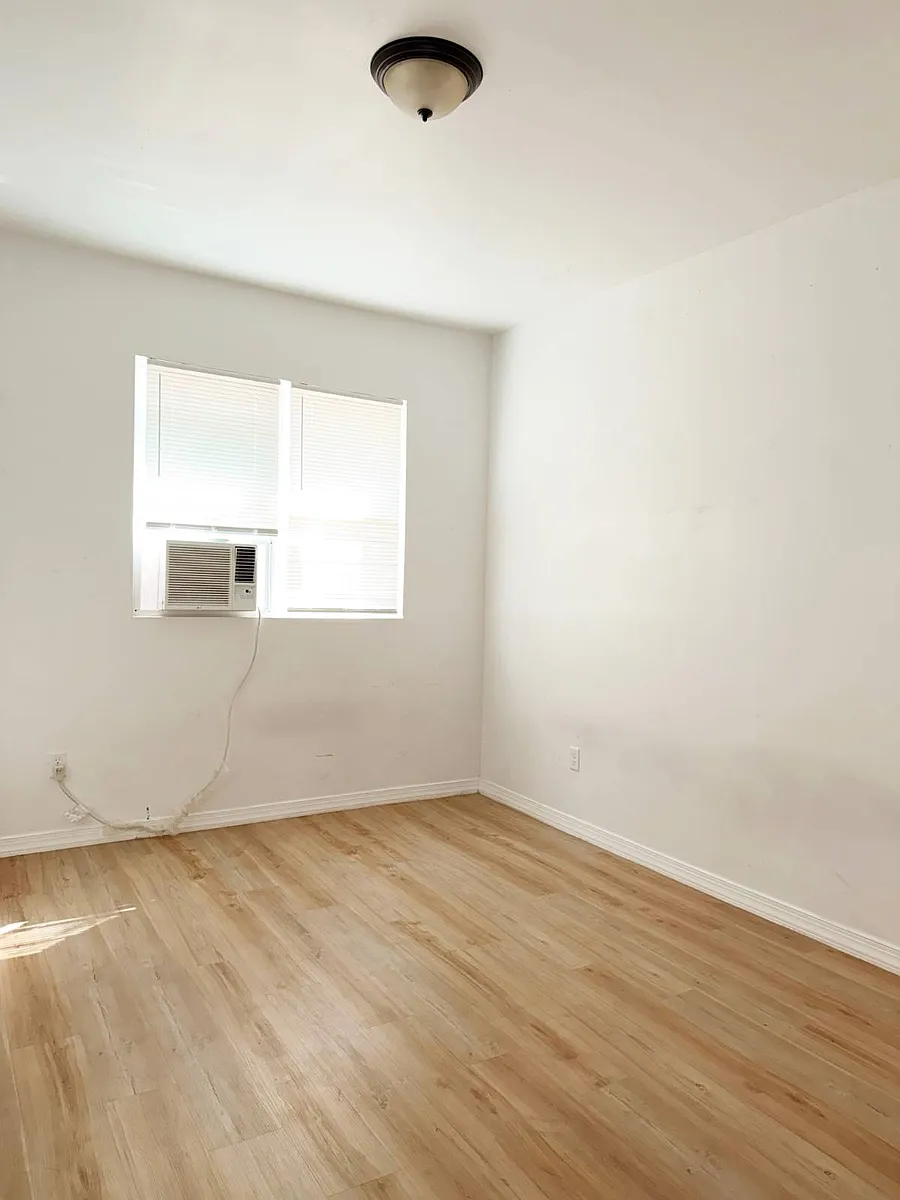Building Photo - 101 W 21st St #2