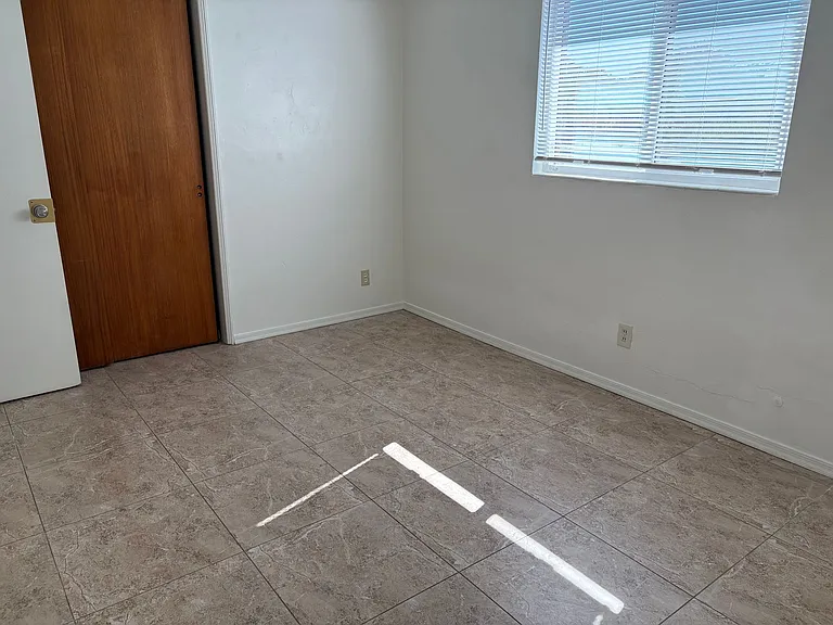 3221 E Linden St — Photo 22