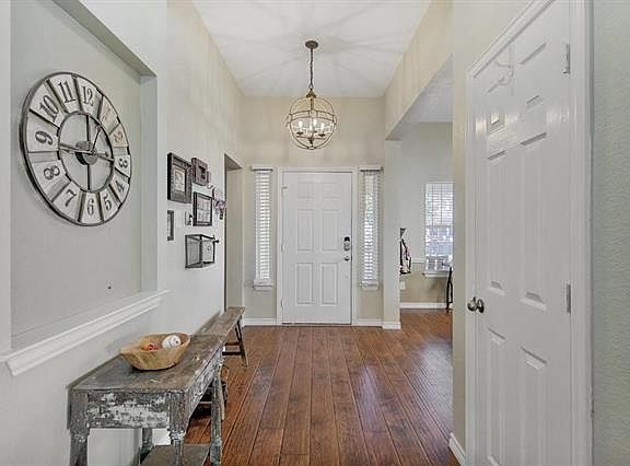 3rd image of 1020 Elm Dr