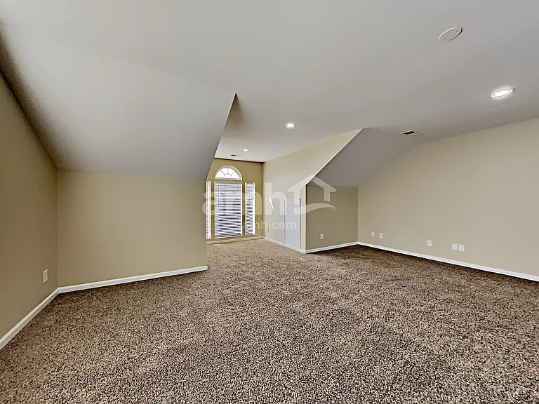 1048 Oakhall Dr — Photo 15