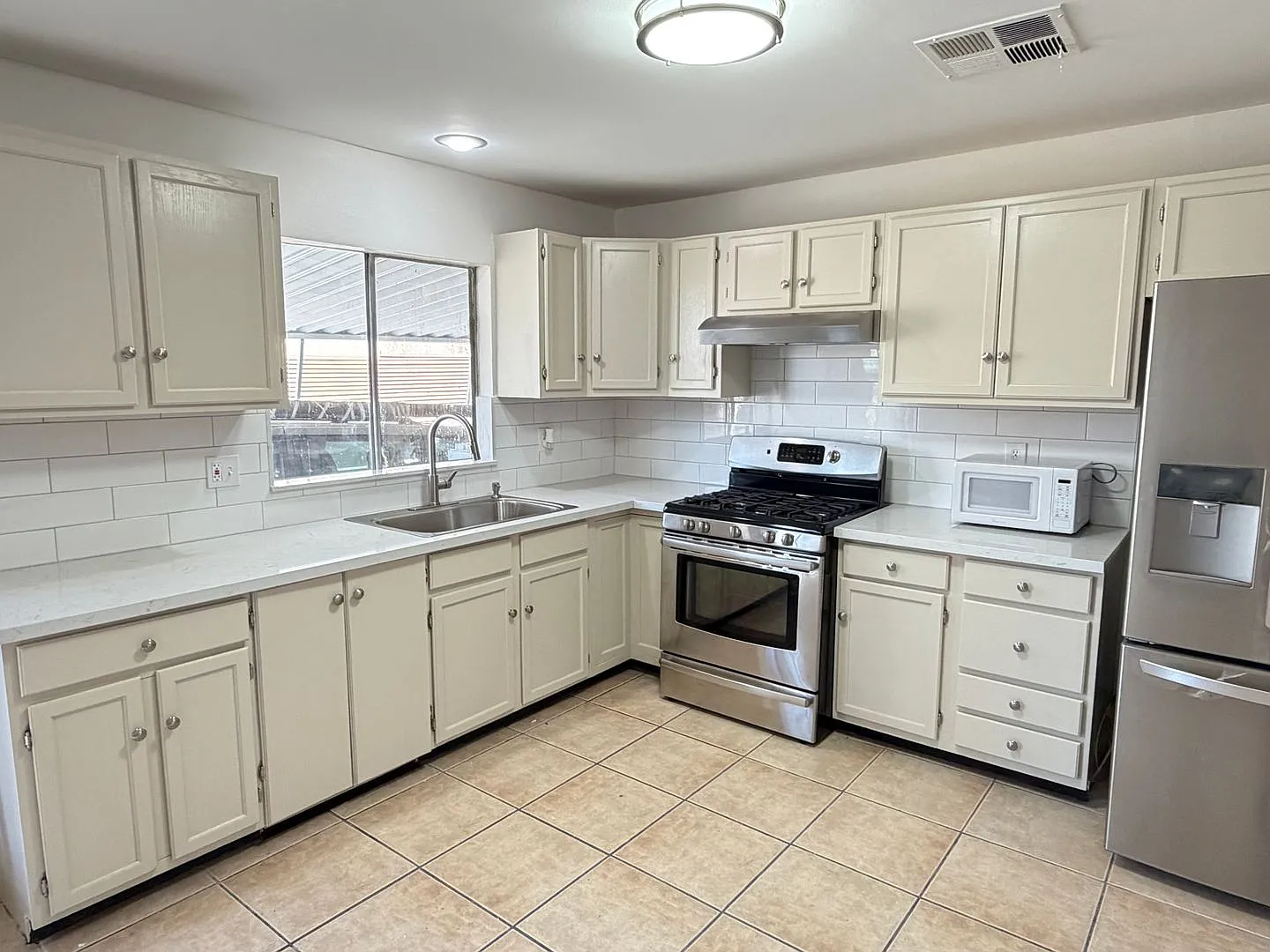 Newly Refreshed 3 bedroom in Moreno Valley — Photo 3