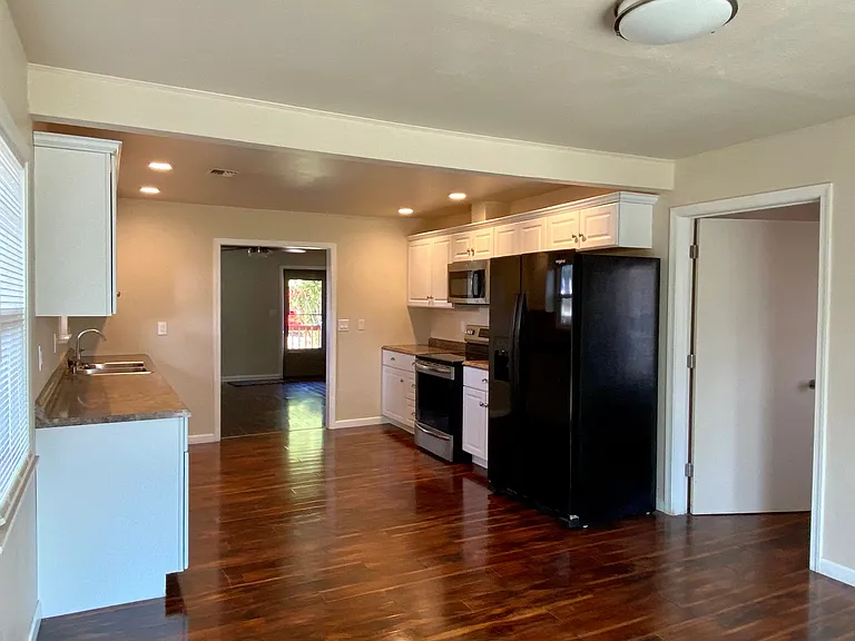 4614 Denver Ave — Photo 3