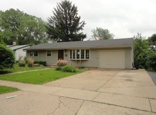 33 W James Way, Cary, IL 60013