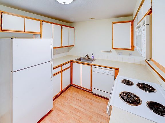 Kitchen: appliances includes
