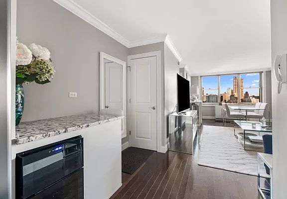 4th image of 301 E 79th St #F20