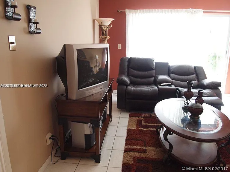 950 Hillcrest Dr #503 — Photo 6