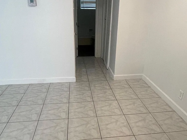 400 SE 9th Ct #9 — Photo 5
