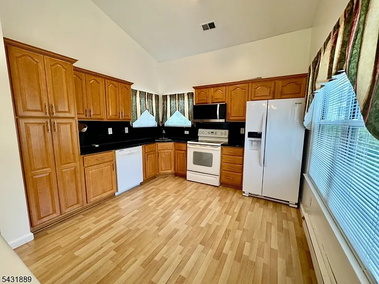 419 Cardinal Ln — Photo 2