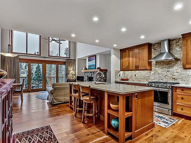 2nd image of 31 E Creekside Mews