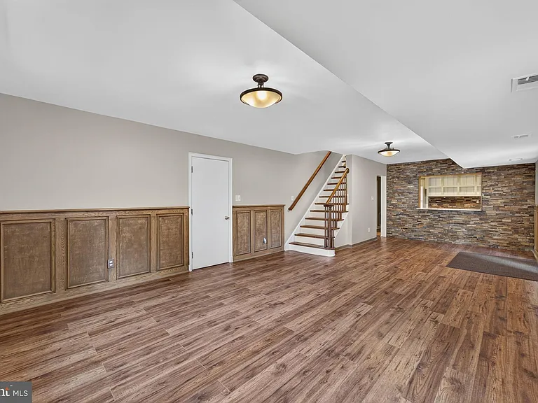 6443 Walters Woods Dr — Photo 44