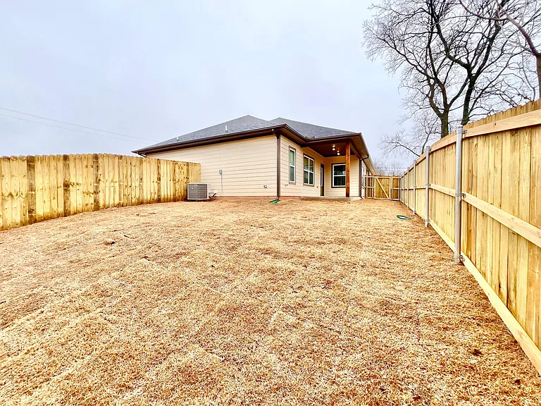 329 E Nelson St — Photo 18