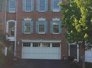 906 Montclair Dr, Coraopolis, PA 15108