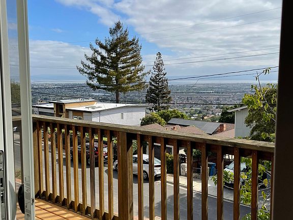 Upstairs deck, great view of SF Bay