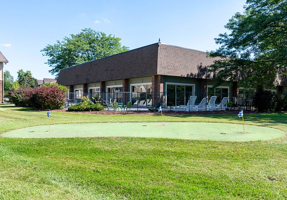 Putting Green, Camelot Place Apartments in Saginaw, MI