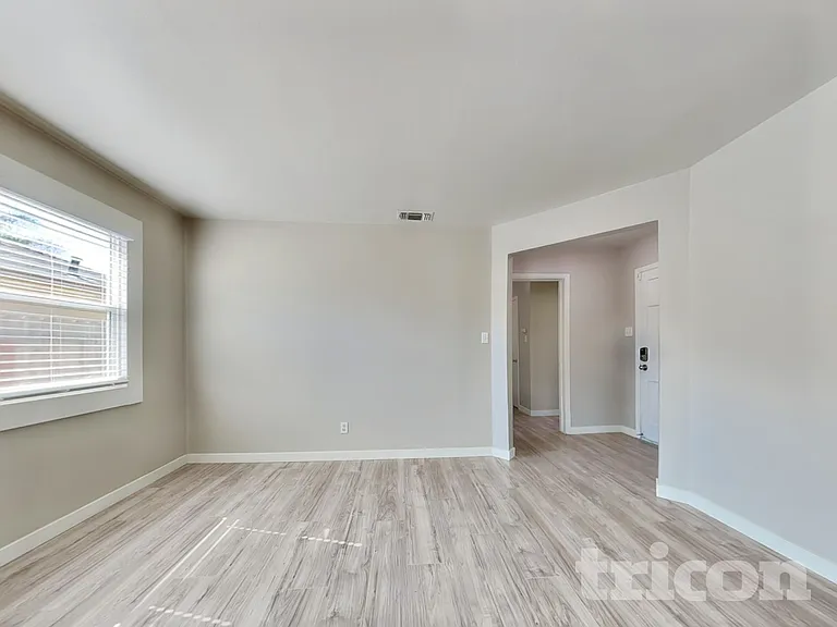 6335 40th Ave — Photo 2