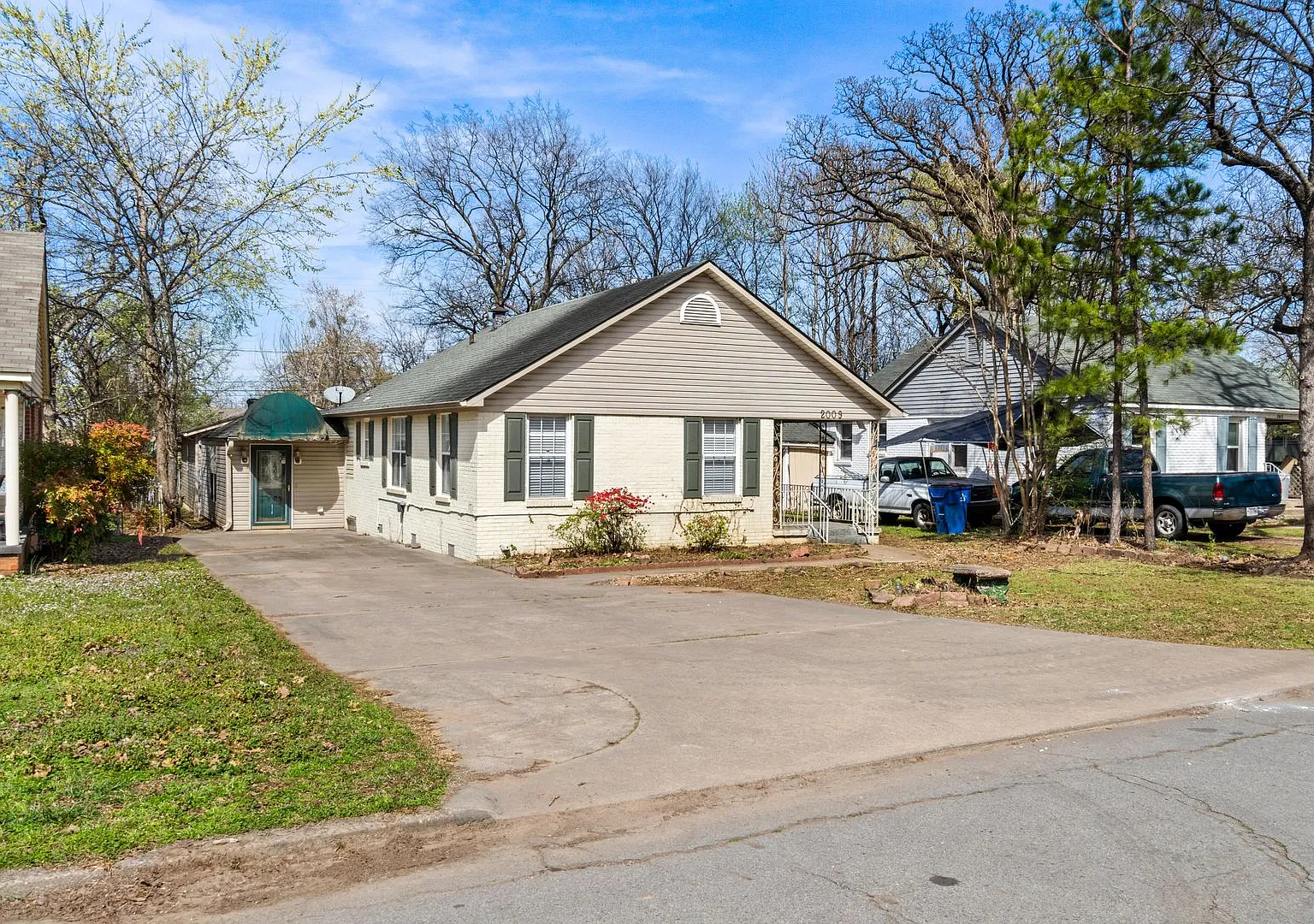 Gorgeous Remodeled Home - 2 Bed, 1 Bath, 1 Car Garage — Photo 1