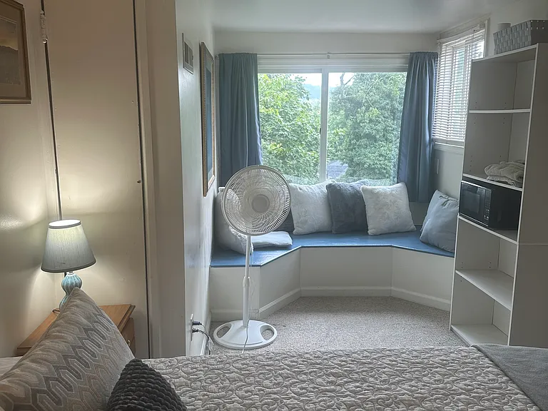 526 King George Ave SW #4 — Photo 3