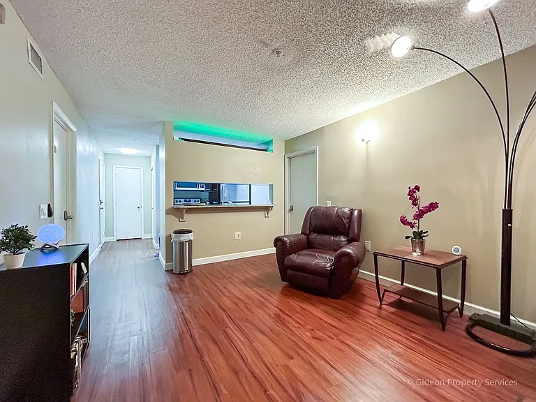 3921 SW 34th St #105 — Photo 5