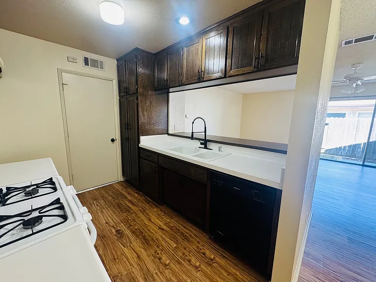 170 W Ripley St — Photo 3