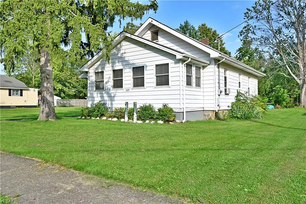1397 Francis Ave SE photo 1