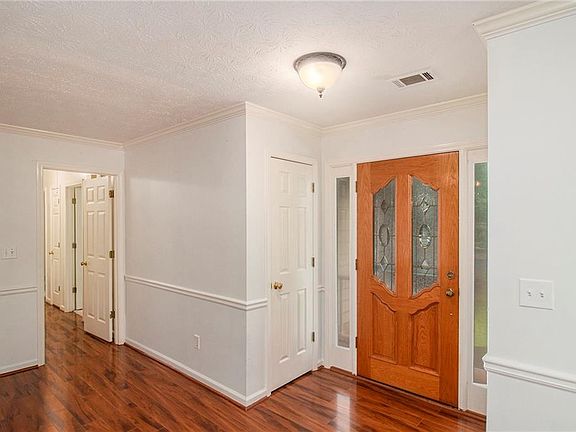 4th image of 340 Radcliffe Trce