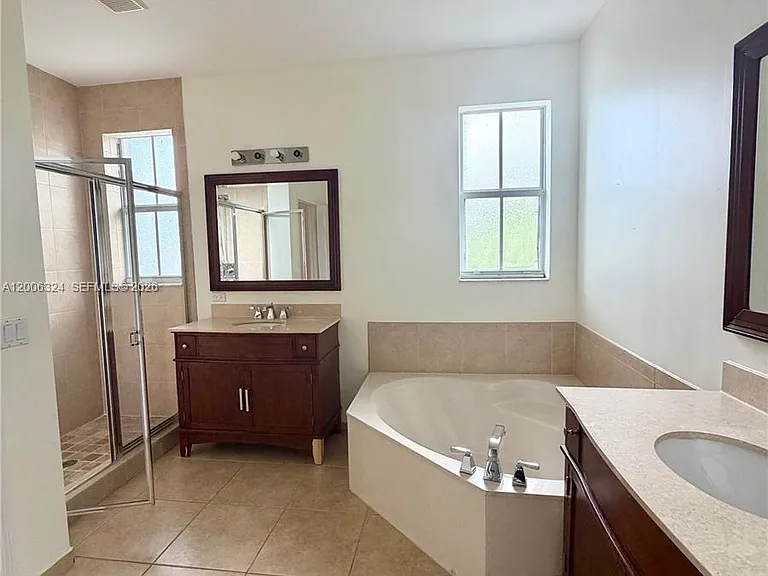 10747 NW 76th Ln — Photo 15